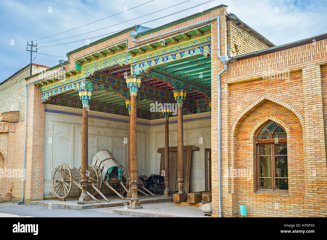 I vecchi carrelli e carretti nel cortile del Khudayar Khan Palace Foto Stock