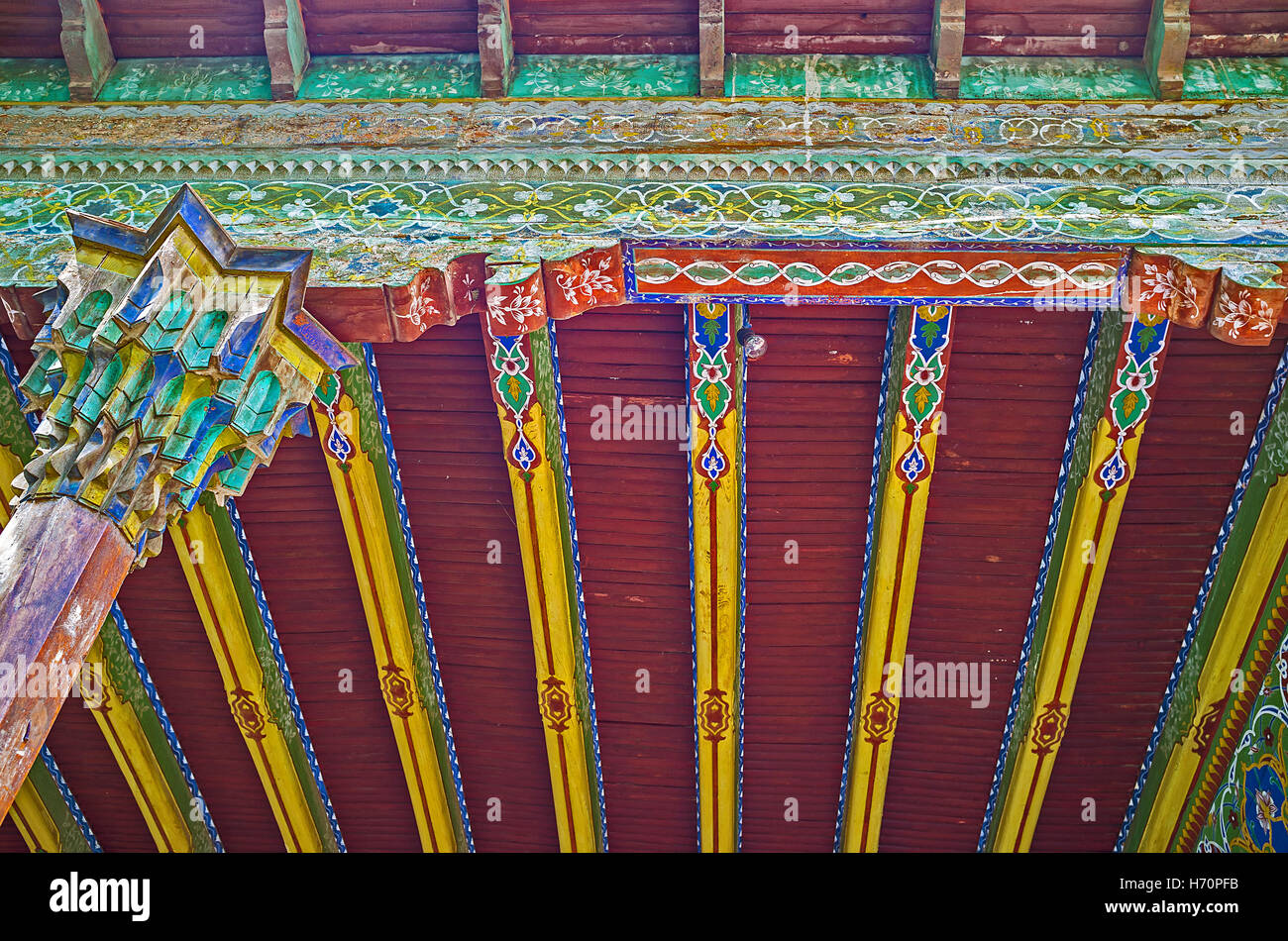 Il dipinto di arabeschi sul soffitto della Khudayar Khan Palace Foto Stock