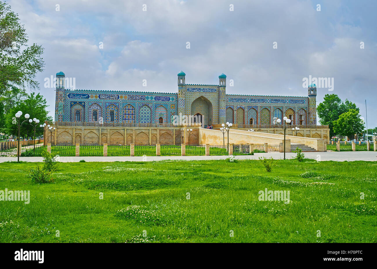 La bellissima Khudayar Khan Palace, situato nella città di Mukimi park è la pietra miliare notevole di Kokand, Uzbekistan. Foto Stock