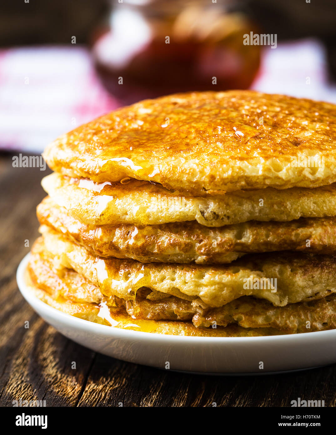 Pancake. Pila di frittelle con miele, tradizionale frittelle russe - blini su sfondo di legno Foto Stock