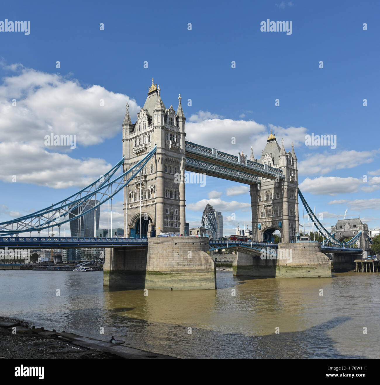 Il Tower Bridge di Londra con Distretto finanziario Foto Stock