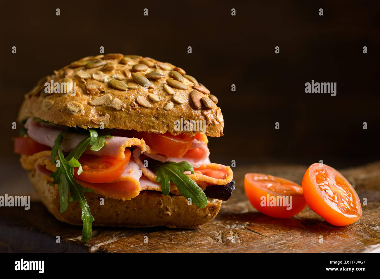 Close up di un insalata di prosciutto rotolo con illuminazione creativa Foto Stock