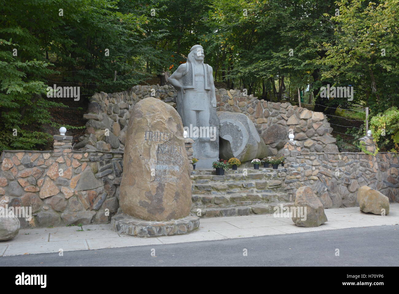 Il monumento al leggendario opryshky dall'Ucraina occidentale Foto Stock