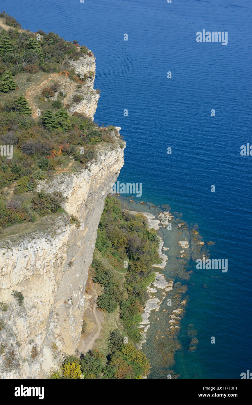 VISTA AEREA. Scogliera vertiginosa che sovrasta il Lago di Garda. Rocca di Manerba, Manerba del Garda, Provincia di Brescia, Lombardia, Italia. Foto Stock