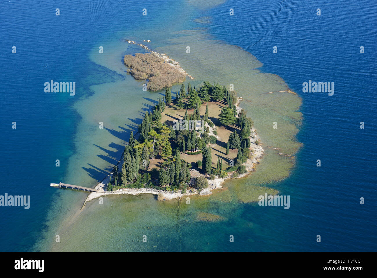VISTA AEREA. Isola di San Biagio. Manerba del Garda, Lago di Garda, Provincia di Brescia, Lombardia, Italia. Foto Stock