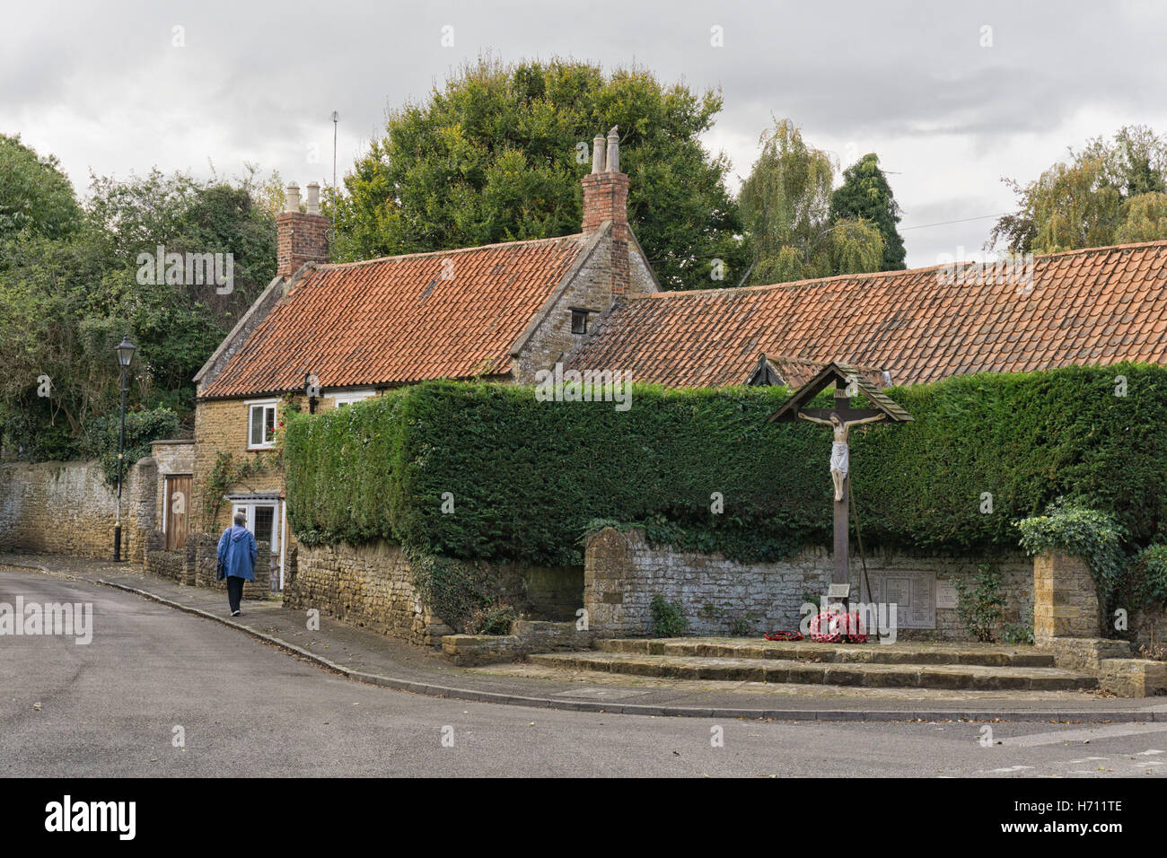 Memoriale di guerra e cottage nel villaggio di grande fatturazione, nella periferia di Northampton, Regno Unito Foto Stock