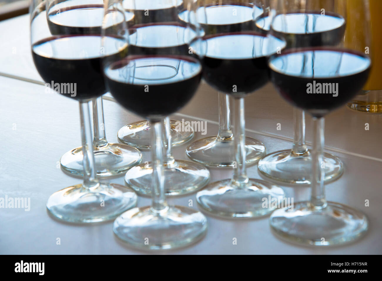 Fila di bicchieri di vino rosso Foto Stock