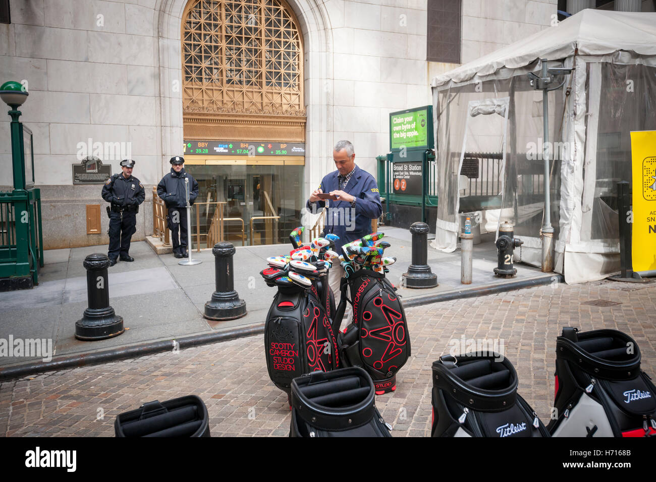 Il New York Stock Exchange lavoratore fotografie un display di circoli di golf il primo giorno di negoziazione per la Acushnet Holdings Corp. IPO su Venerdì, Ottobre 28, 2016. L'offerta pubblica iniziale dell'attrezzatura da golf capogruppo di Titleist FootJoy e marchi commercio sotto la sigla "golf". (© Richard B. Levine) Foto Stock