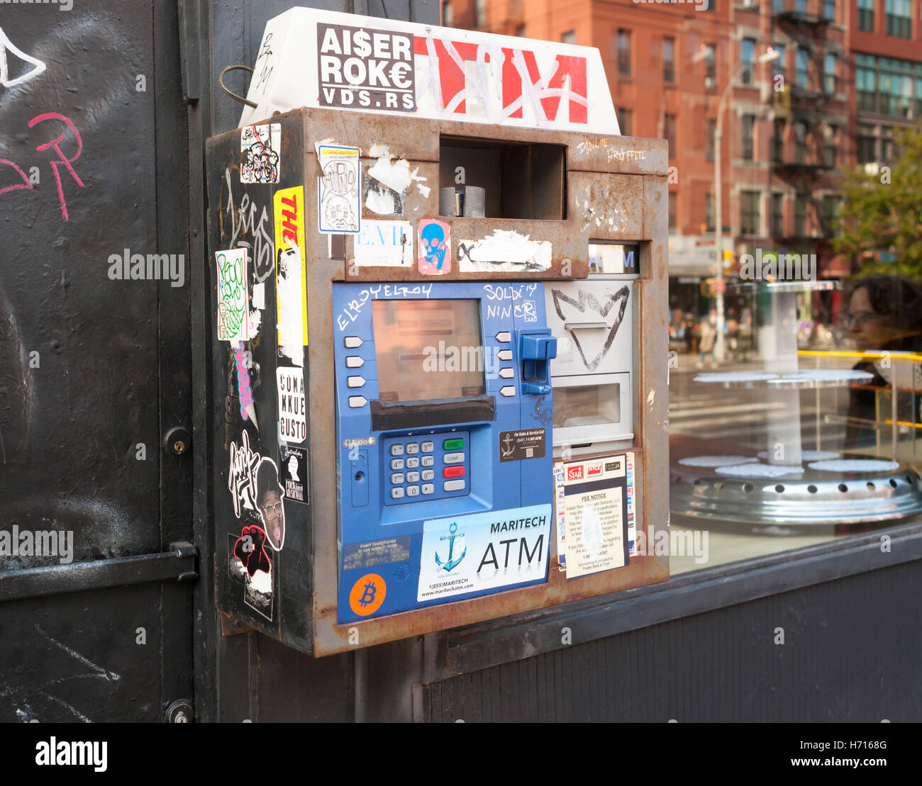 Di vandalismo e graffiti incrostati di non-banca di proprietà Automated Teller Machine nell'East Village quartiere di New York sabato 29 ottobre, 2016. (© Richard B. Levine) Foto Stock