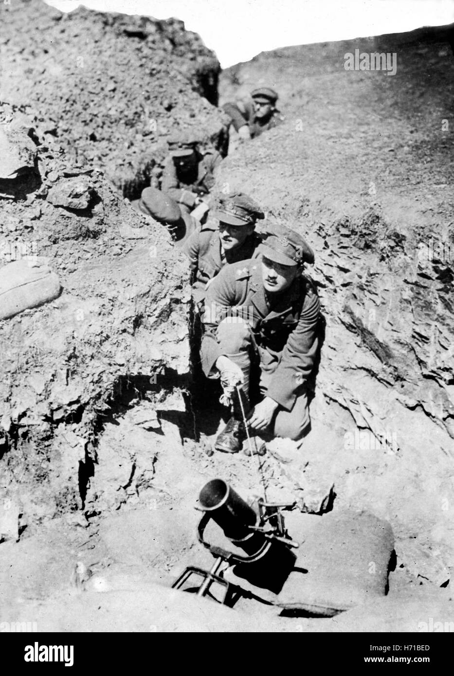 WW1 la prima guerra mondiale 1914-18 artiglieria britannica amunition sparo dal mortaio di trincea durante la Prima Guerra Mondiale 1916 Foto Stock