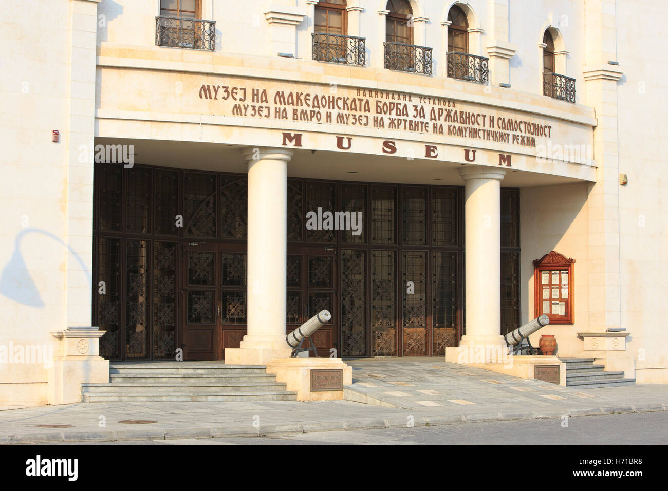 Il Museo della Lotta Macedone per la sovranità e l indipendenza (2011) a Skopje in Macedonia Foto Stock