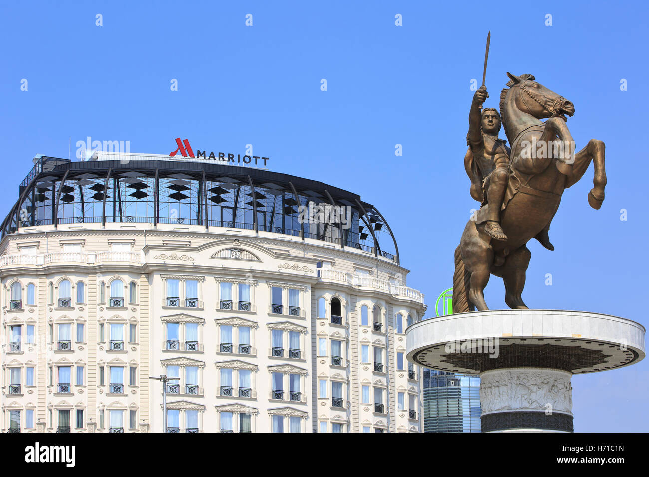 Statua di Alessandro il Grande al di fuori del Marriott Hotel in Macedonia Square a Skopje in Macedonia Foto Stock