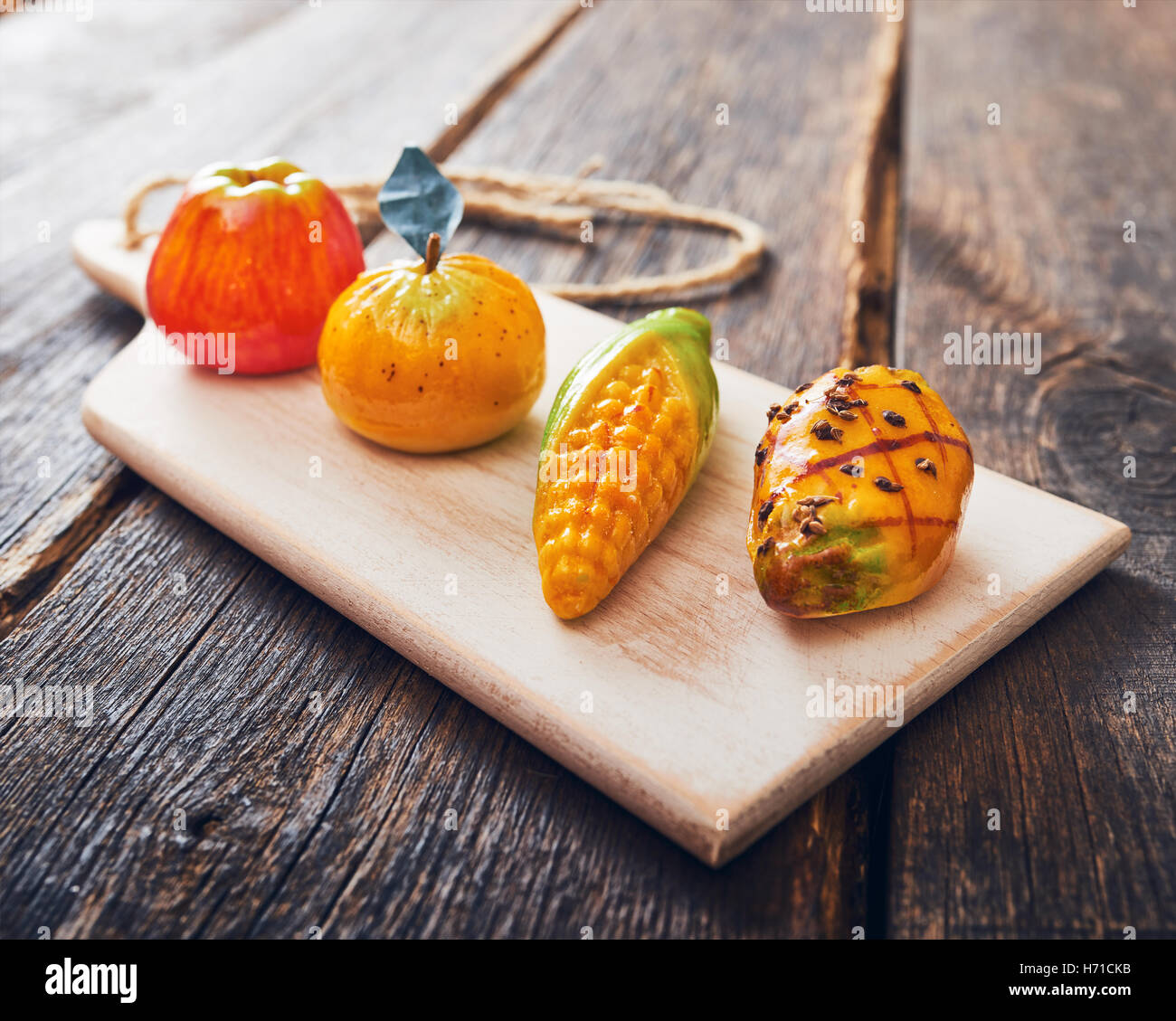 Tipica pasticceria siciliana - marzapane frutta - frutta di martorana Foto Stock
