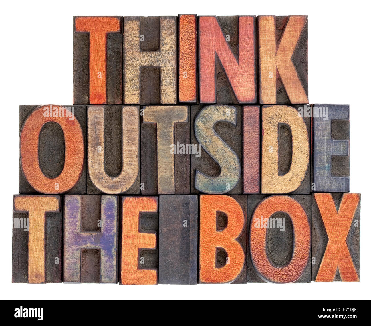 Pensare al di fuori della casella frase - parola isolata in astratto vintage in legno tipo di stampa tipografica, macchiato dall'inchiostro Foto Stock