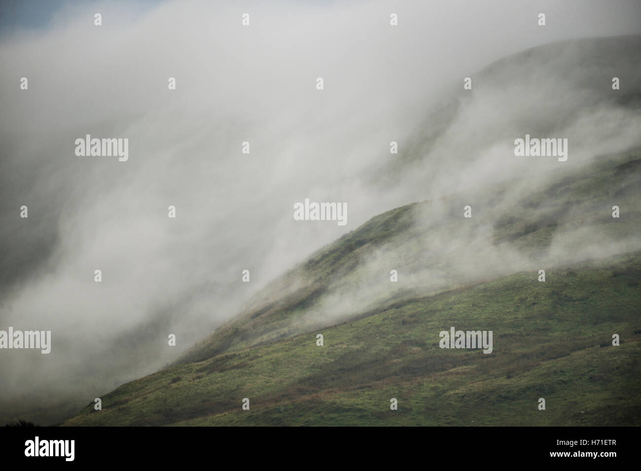 Insolito UK meteo: nebbia bassa e la nebbia cascading sulle colline vicino Cadair Idris, Snowdonia National Park, Regno Unito Galles Wales UK Ottobre 2016 Foto Stock