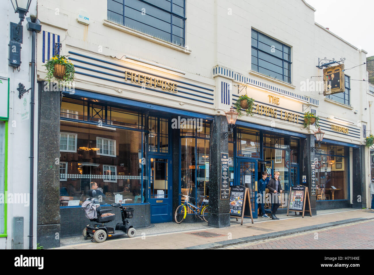 La luce di leader Wetherspoon Bar Ristorante Faversham Kent England Foto Stock