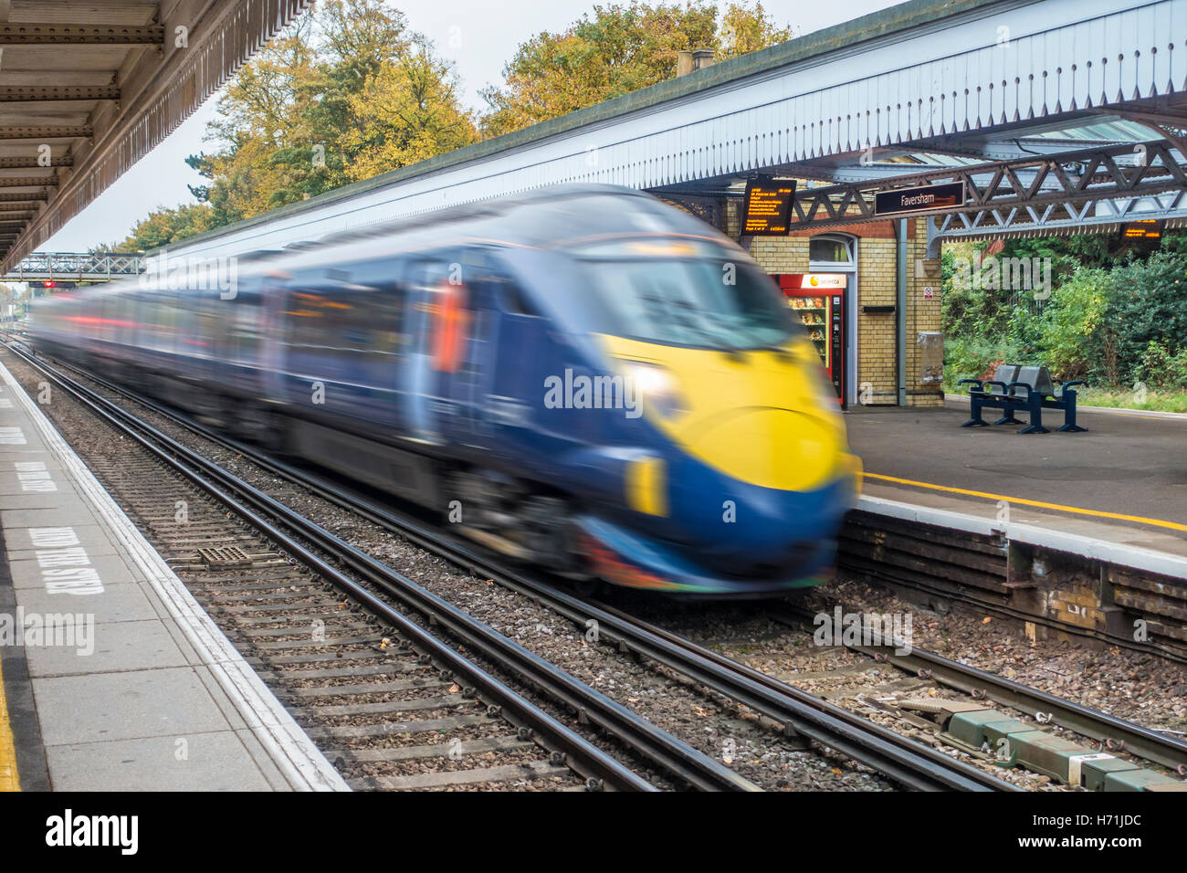 Giavellotto Treno ad alta velocità voce per la stazione di St Pancras Londra Foto Stock