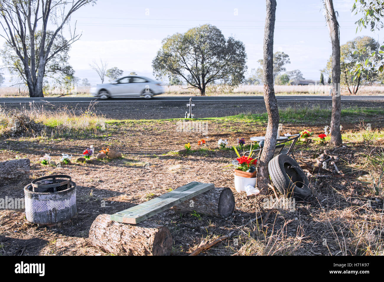 Elaborare strada Memorial scolpito della bussola nelle zone rurali del NSW Australia. Foto Stock
