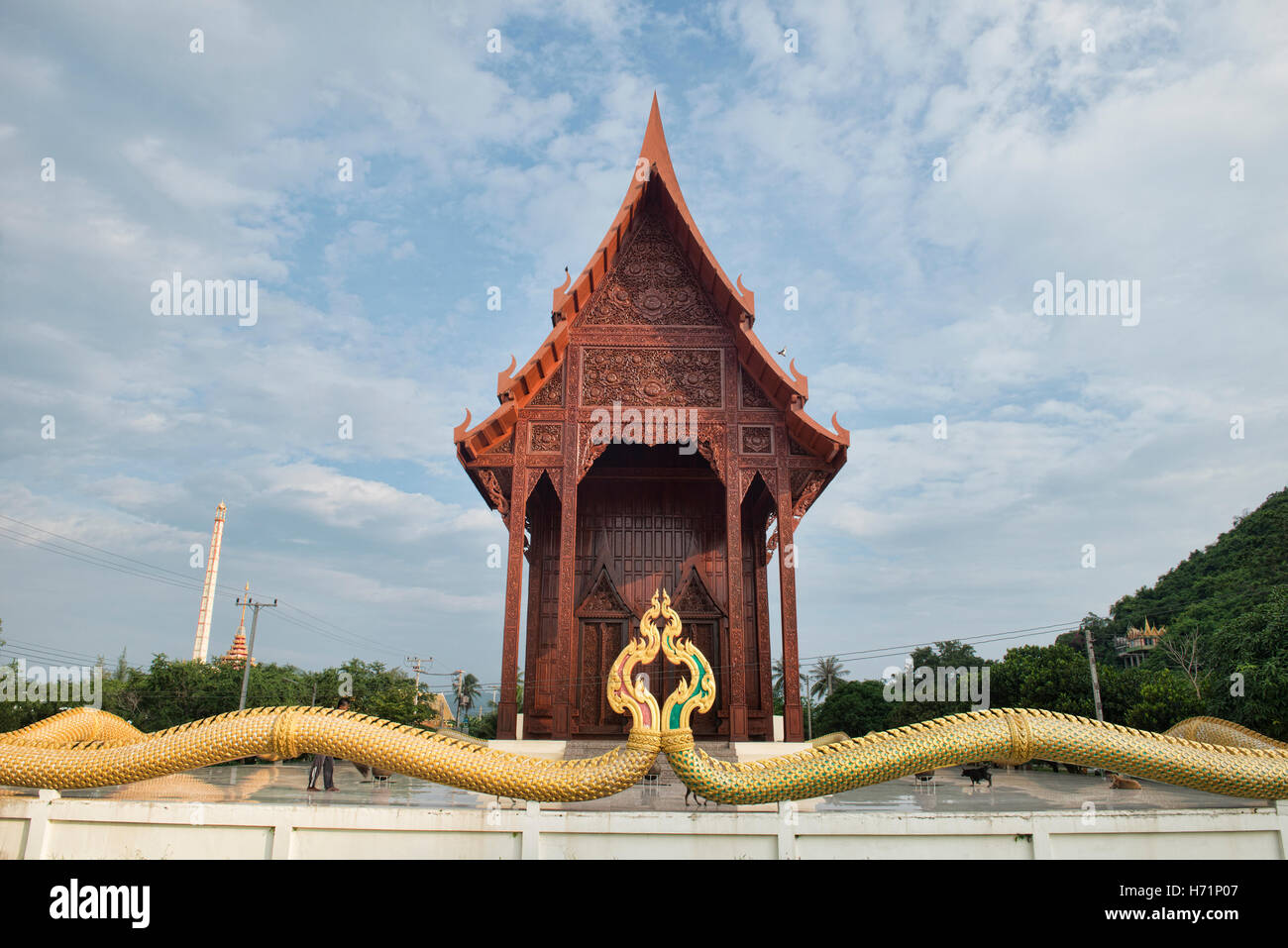 Il bel legno teak tempio Wat Ao Noi, Prachuap Khiri Khan, Thailandia Foto Stock