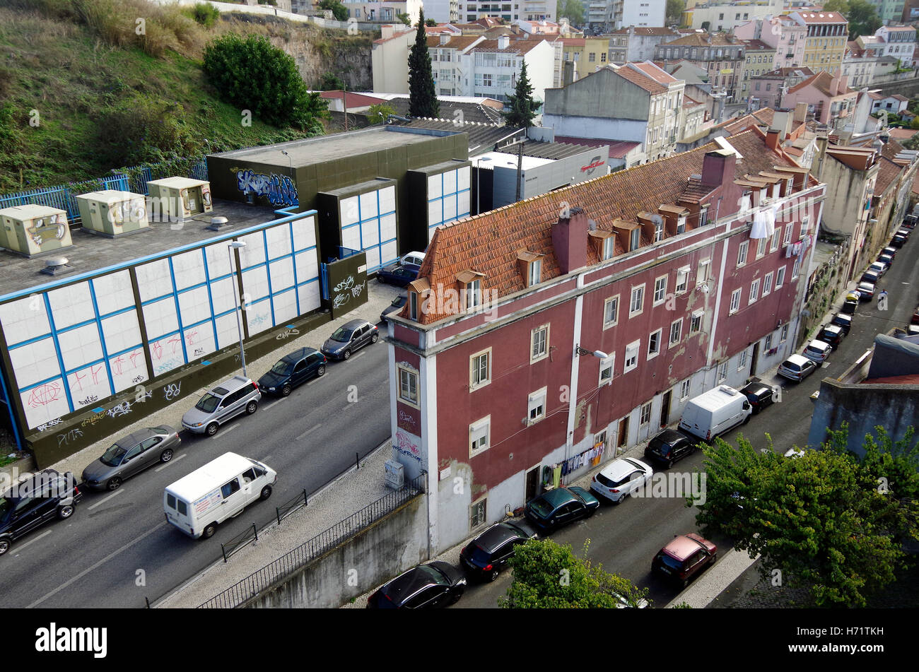 Lisbona portogallo, incredibilmente sottile edificio Foto Stock