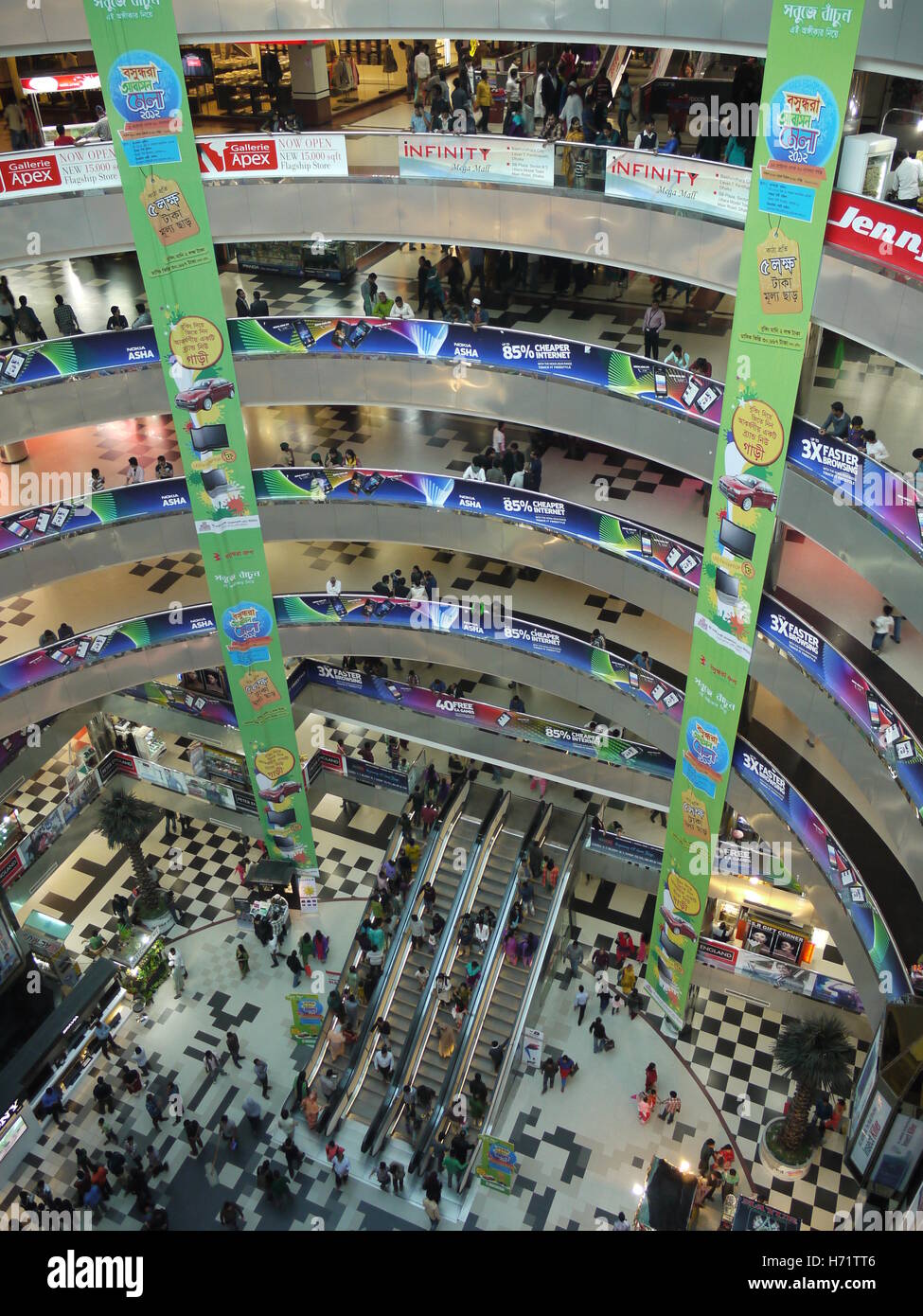 Un nuovo gigantesco centro commerciale aperto nel centro di Dacca in Bangladesh Foto Stock