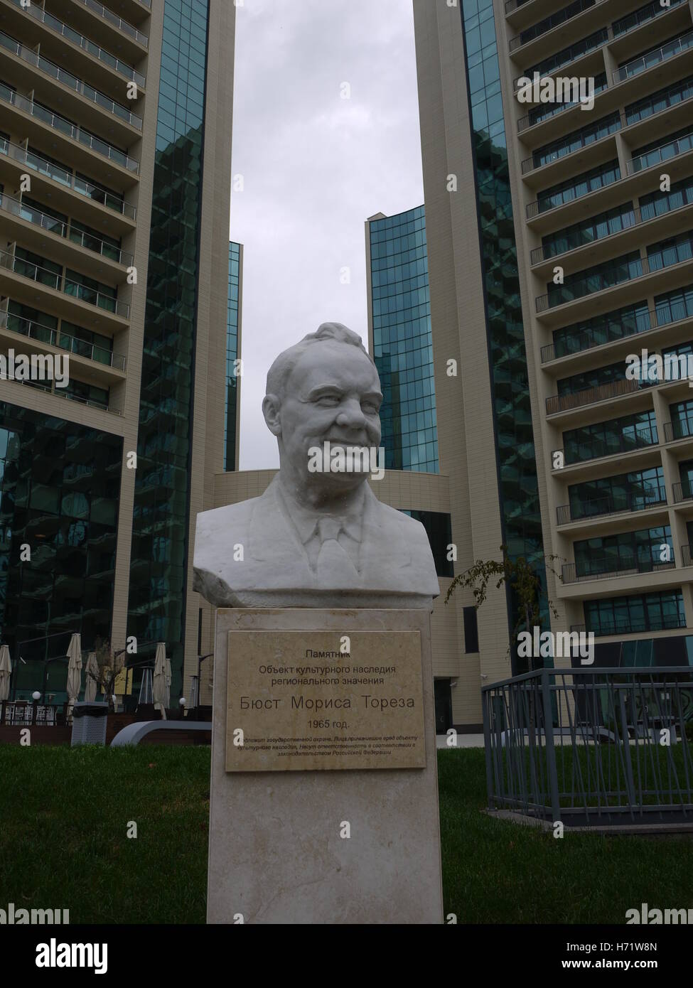 Sul lato mare di Sochi, nel sud della Russia, una statua in Omaggio a Maurice Thorez, francese leader comunista Foto Stock