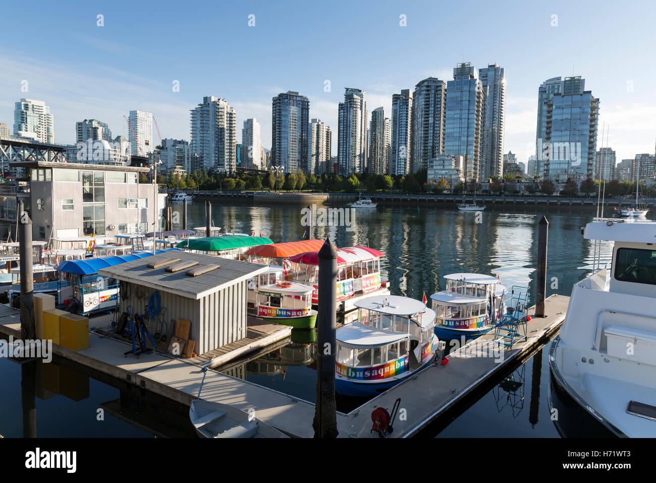 Vancouver, Canada: Aquabus taxi acquei ormeggiati a Marina sull'Isola di Granville. Foto Stock