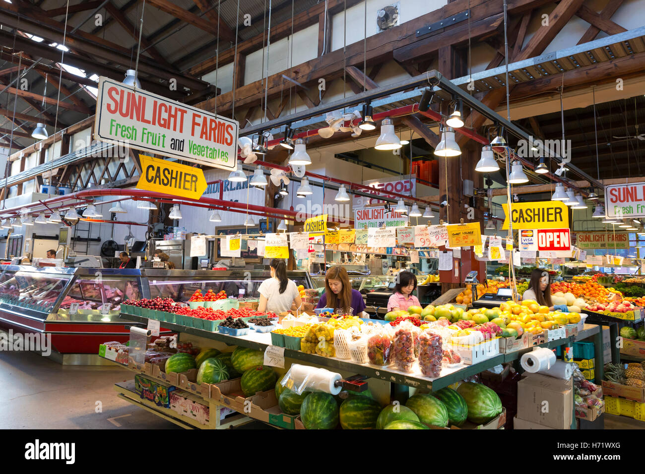 Vancouver, Canada: Prodotti freschi per la vendita alla luce del sole aziende agricole a Granville Island mercato pubblico. Foto Stock