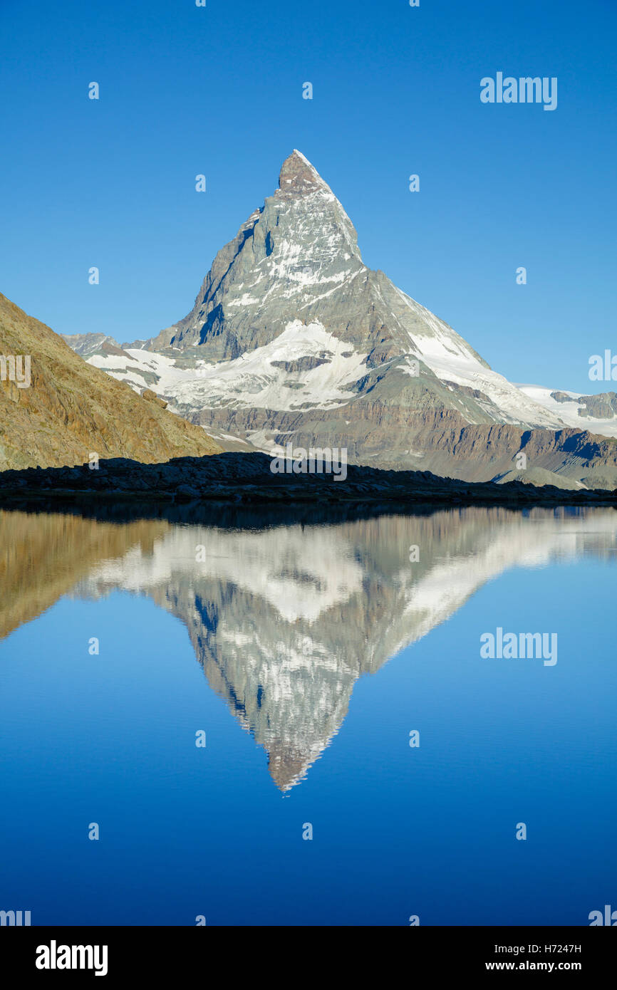 Il Cervino riflesso nel Riffelsee, Zermatt, Pennine, Vallese, Svizzera. Foto Stock
