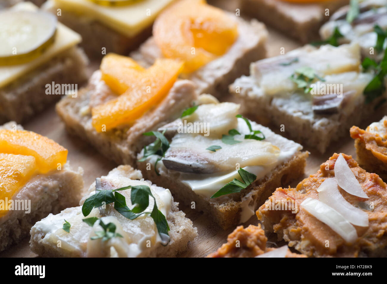 Piccola casa crostini varietà di finger food Foto Stock