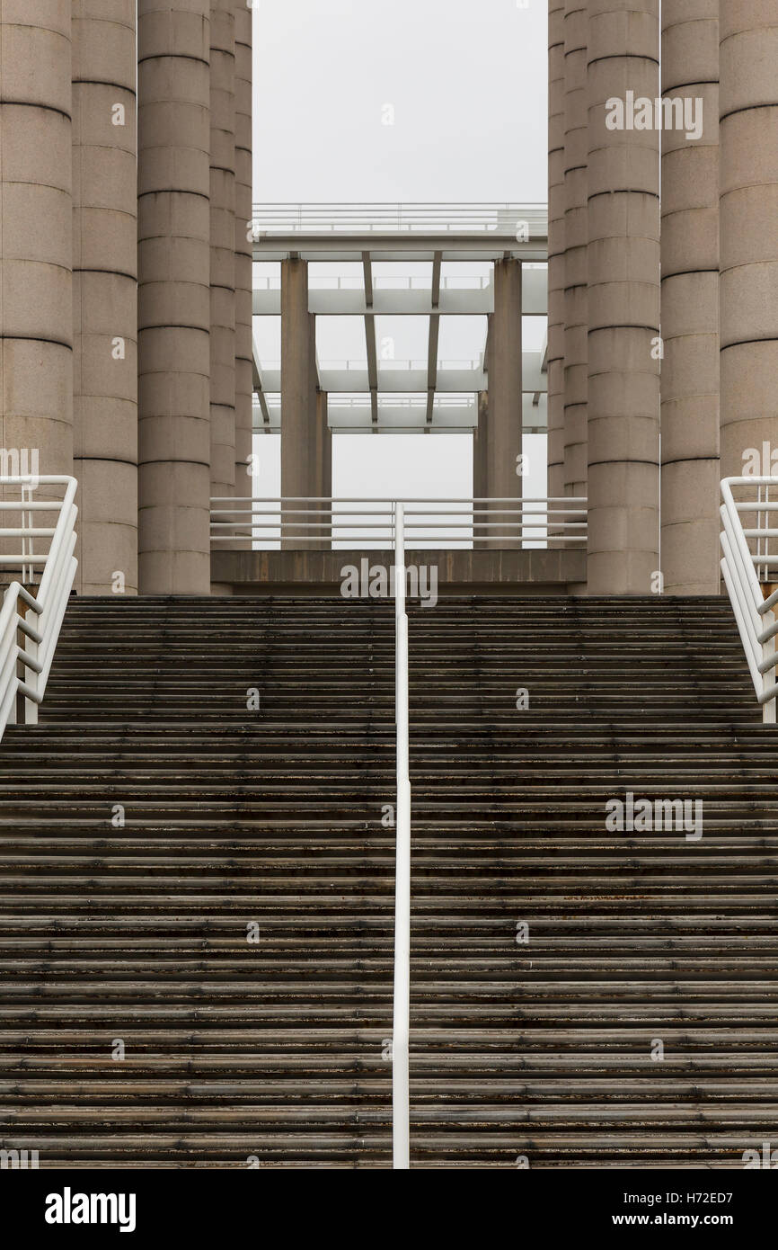 Guangzhou, Cina. Ottobre 2016. Scale in corrispondenza di uno degli edifici della Università di Guangdong. Foto Stock