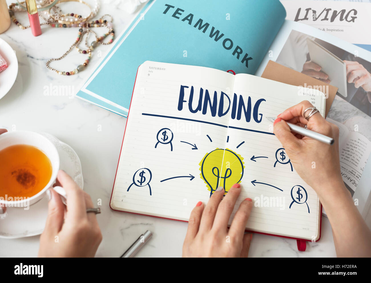 Folla Finanziamento Finanziamento dare aiuto concetto No Profit Foto Stock