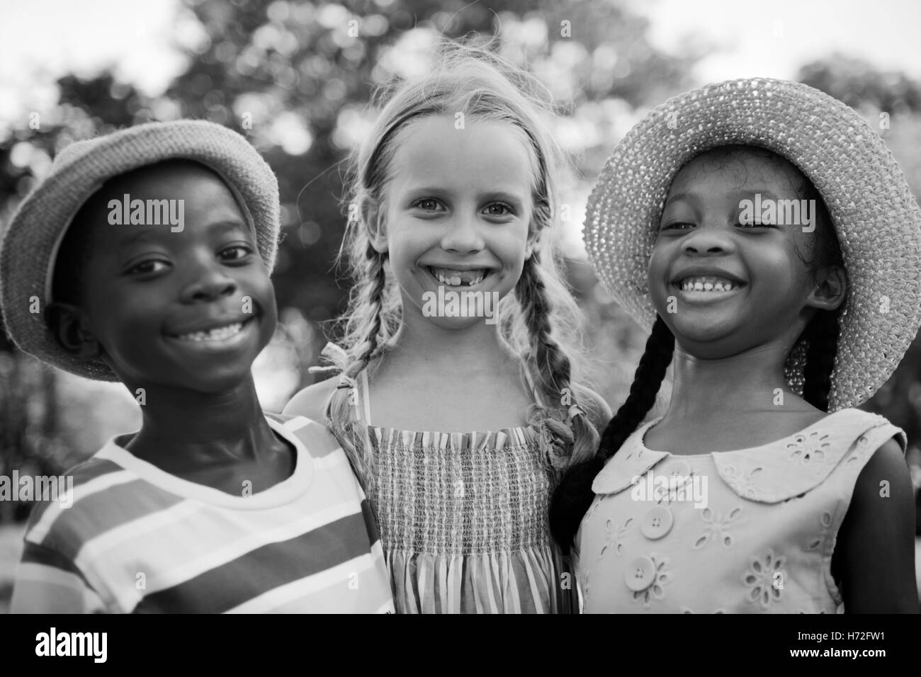 Bambino amici Ragazzi Ragazze giocosa natura prole Concept Foto Stock