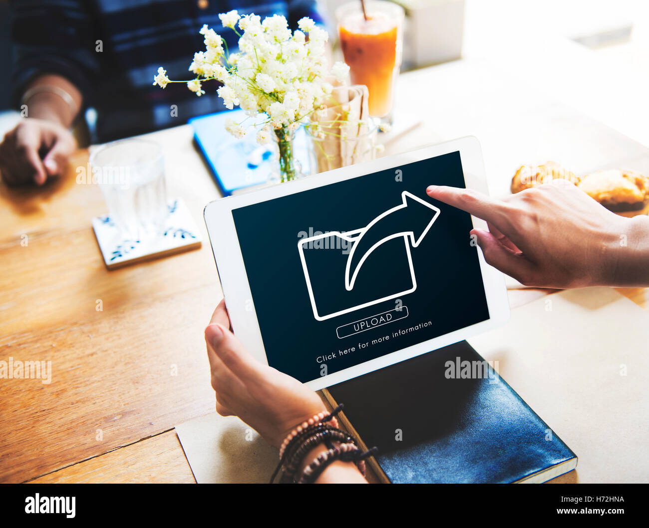 Il trasferimento dei dati Exchange sincronizzazione condivisione concetto di caricamento Foto Stock