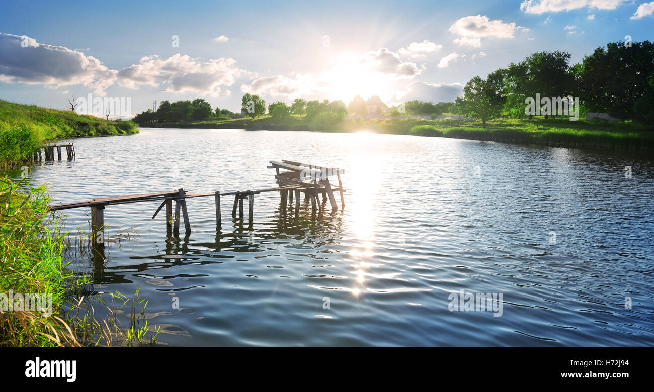 Struttura relax parco alberato di legno per giardino selvaggio ponte tramonto brillare brilla luminosa luce della Lucent Technologies sereno e soleggiato Luminosa estate Foto Stock