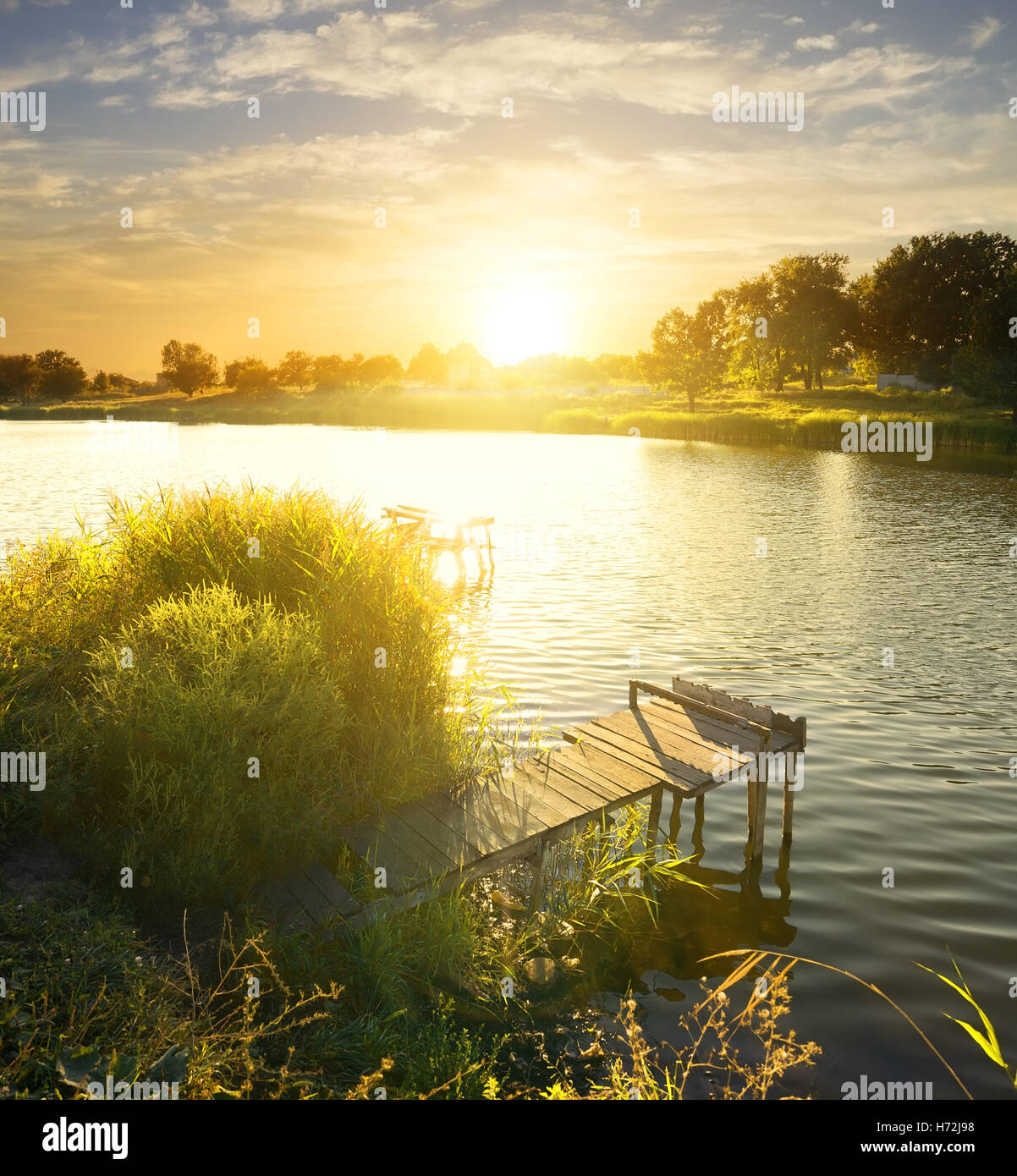 Struttura relax parco alberato di legno per giardino selvaggio ponte tramonto brillare brilla luminosa luce della Lucent Technologies sereno e soleggiato Luminosa estate Foto Stock