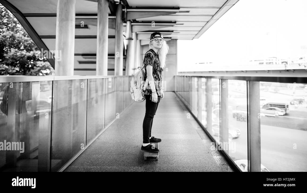 Donna che gioca Extreme Skateboard Sport Concept Foto Stock