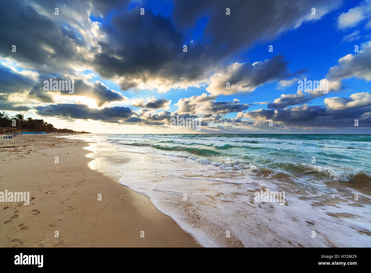 Bel tramonto sulla spiaggia sabbiosa Foto Stock