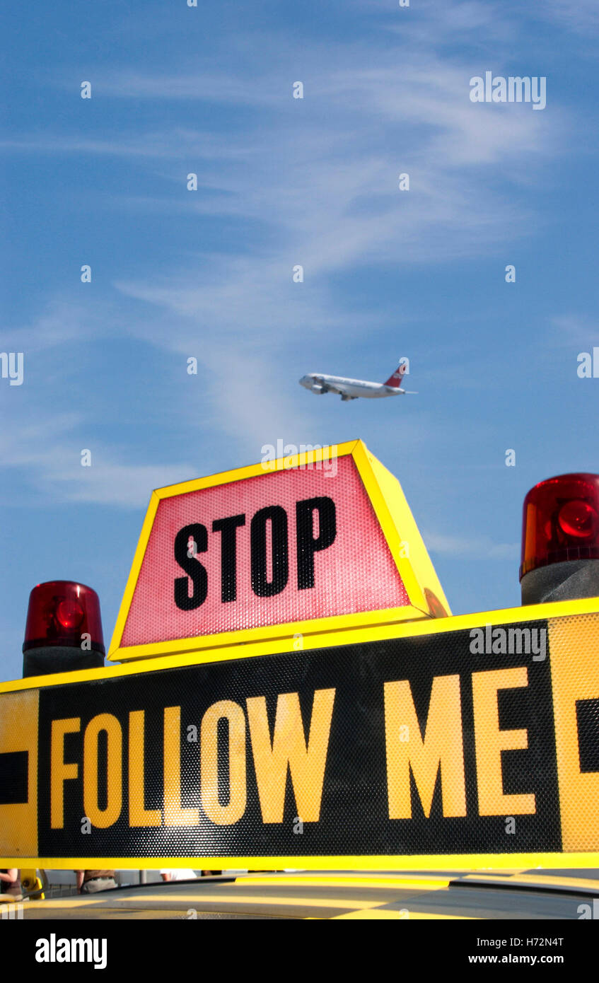 Follow me-car, vettura pilota, Rhein-Main, Aeroporto Frankfurt am Main, Hesse Foto Stock
