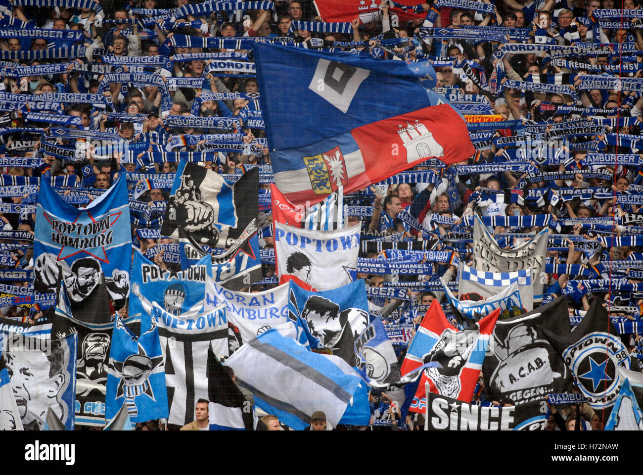 Hamburger SV tifosi mostrando il loro entusiasmo al match di HSV football club contro Schalke 04, Amburgo Foto Stock