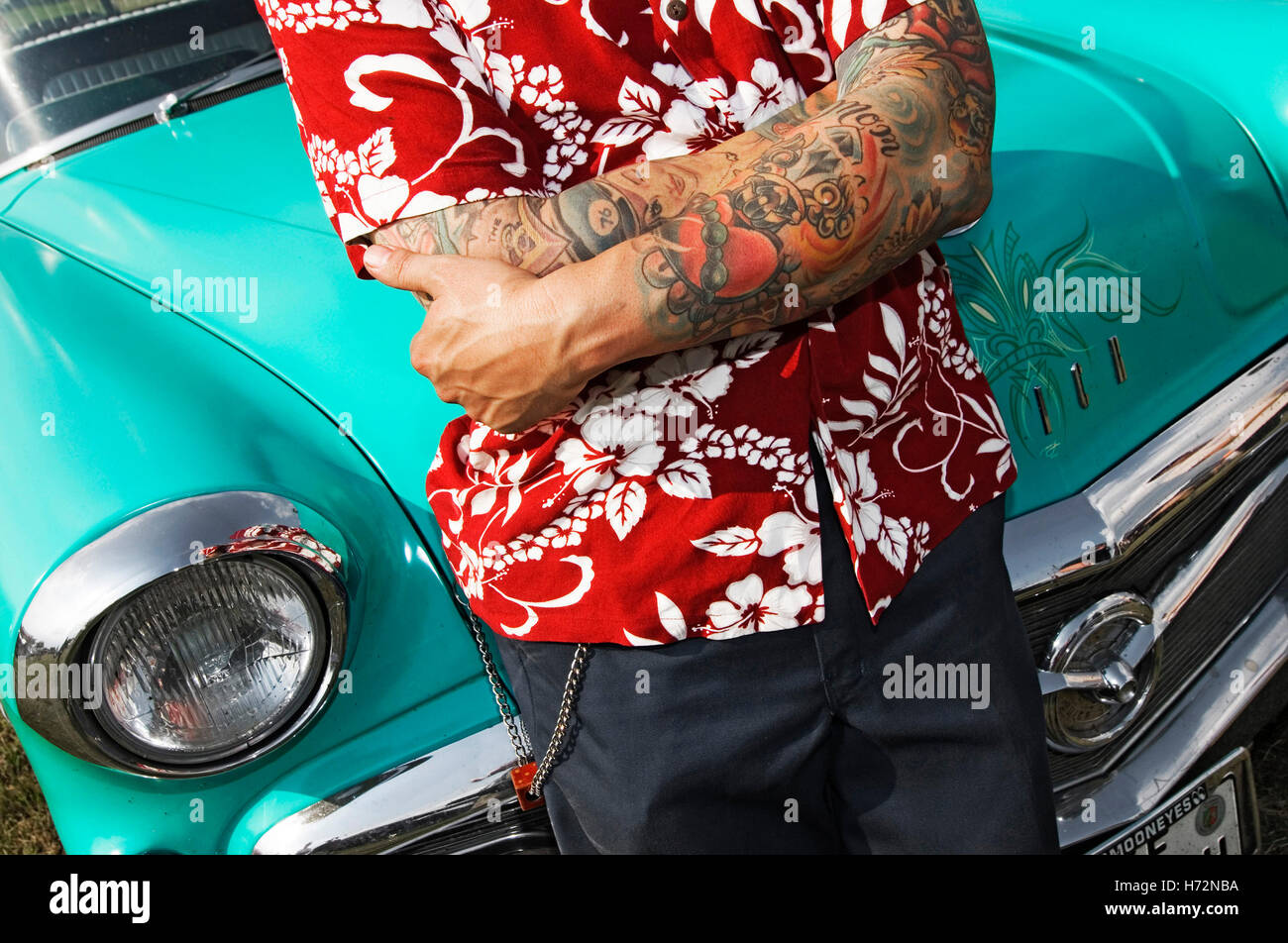 Dettaglio di un uomo tatuato con camicia hawaiana di fronte una Buick Hot Rods, Kustoms, incrociatori & Arte al 'Bottrop Kustom Foto Stock