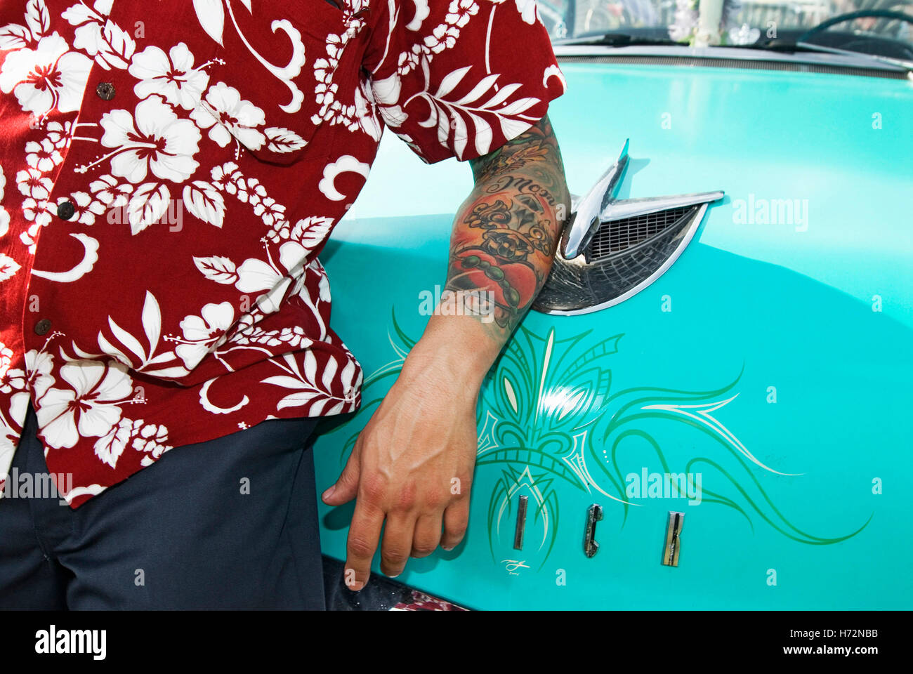 Dettaglio di un uomo tatuato con camicia hawaiana di fronte una Buick Hot Rods, Kustoms, incrociatori & Arte al 'Bottrop Kustom Foto Stock