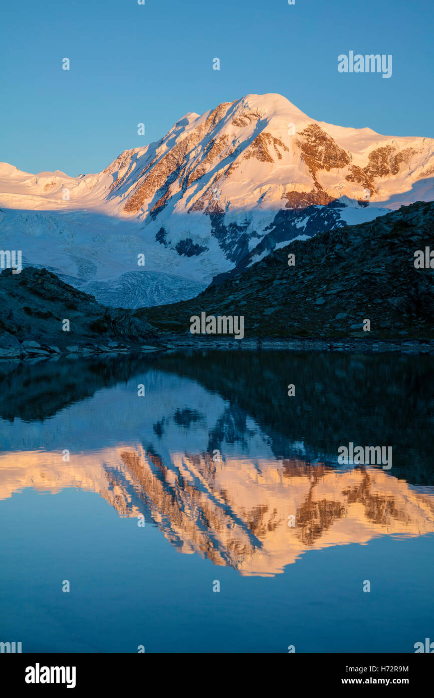 Sera la riflessione del Lyskamm nel Riffelsee, Zermatt, Pennine, Vallese, Svizzera. Foto Stock