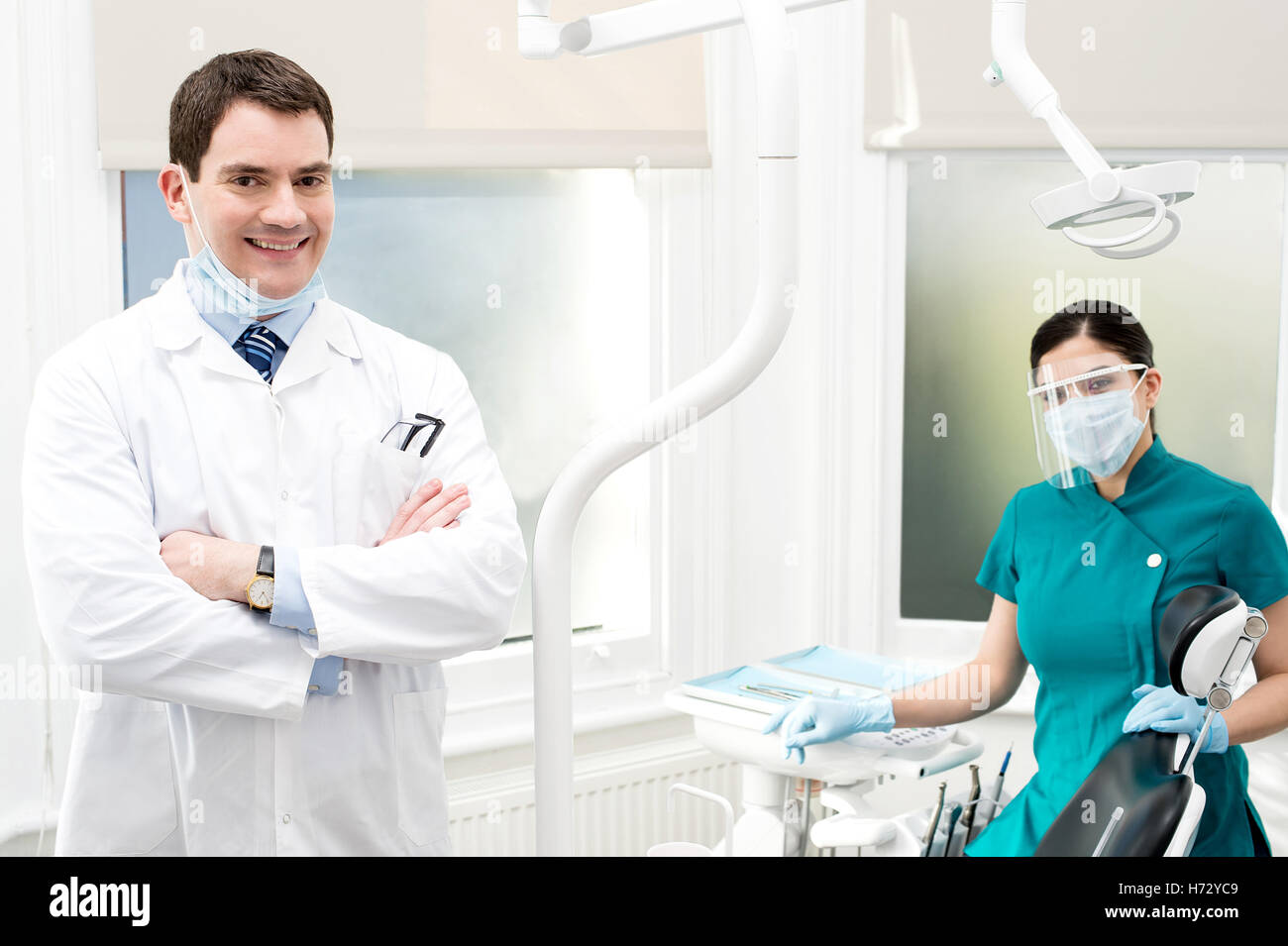 Medico medico medico medico donna practicioner ridere risate ridere twit risatina sorriso sorridente risate laughingly sorridendo Foto Stock