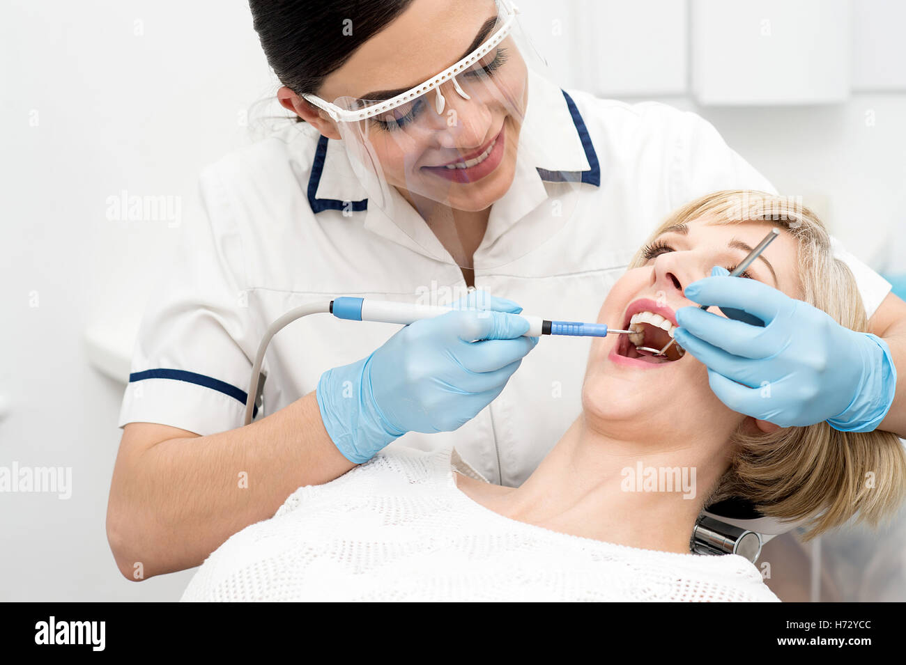 Medico medico medico medico donna practicioner beauteously bella bella denti femmina dentista europeo il decadimento del Caucaso Foto Stock