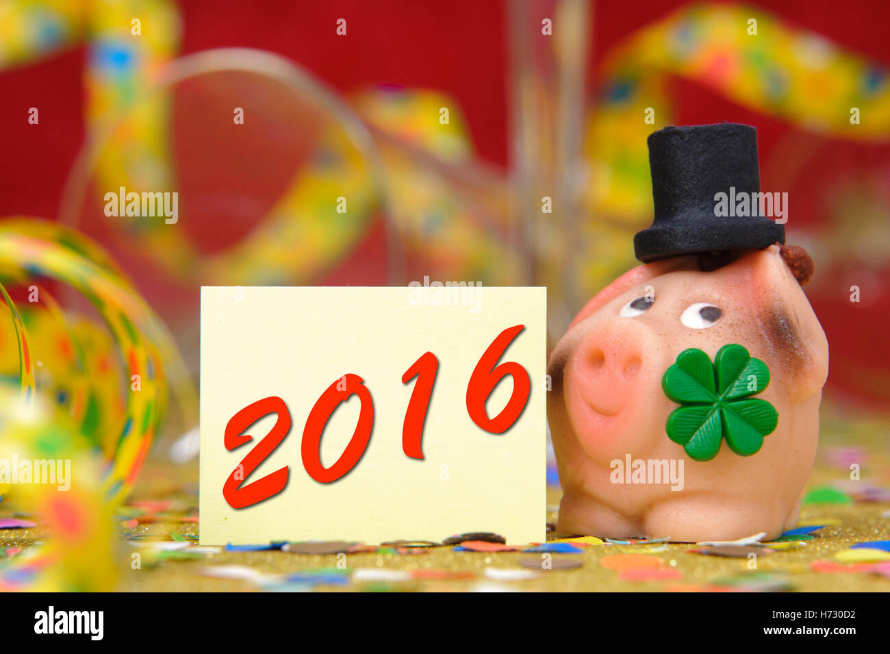 Anno Nuovo 2016 lucky pig e trifoglio per la buona fortuna e talismano Foto Stock