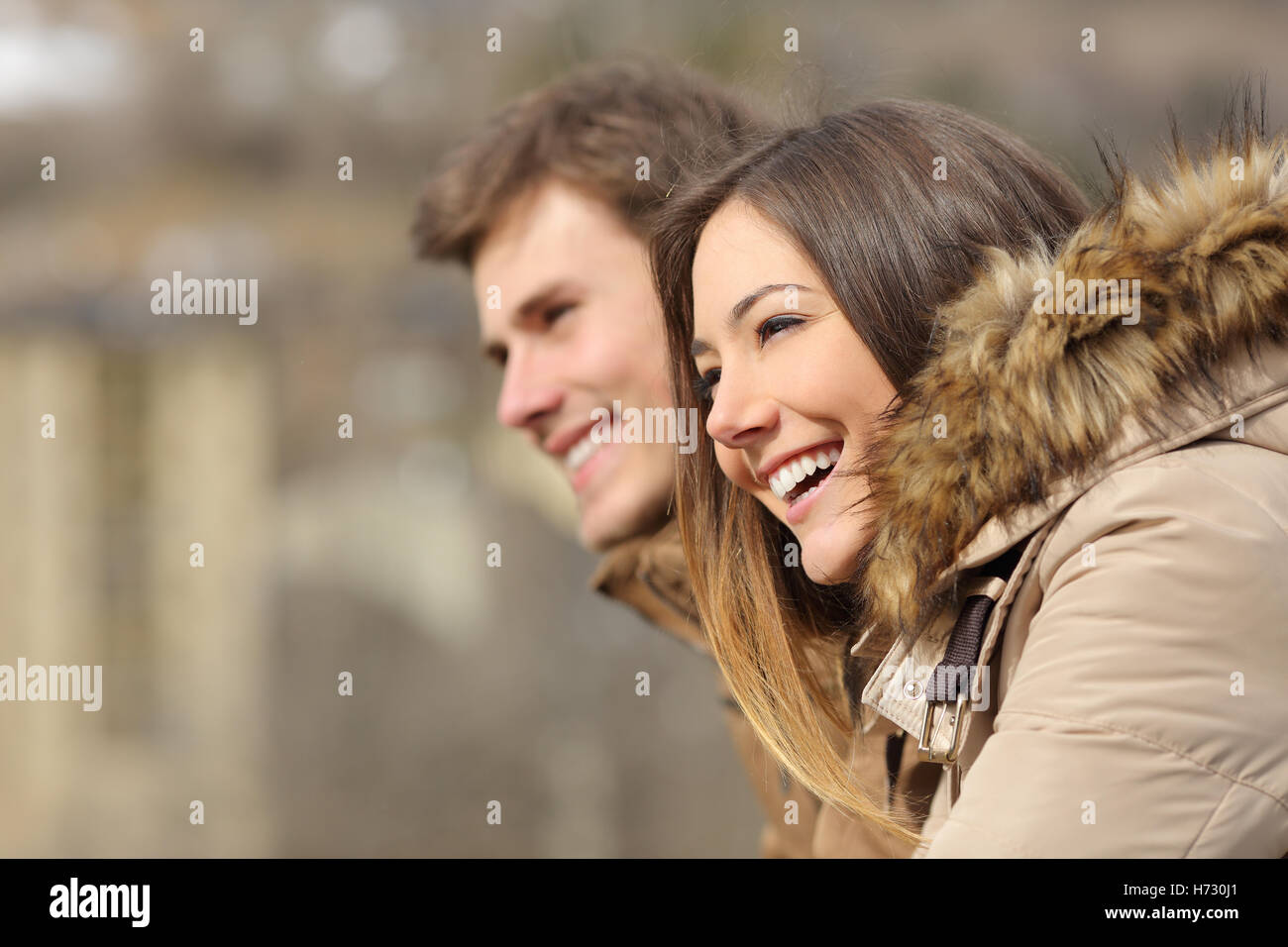 Profilo di coppia guardando avanti in inverno Foto Stock