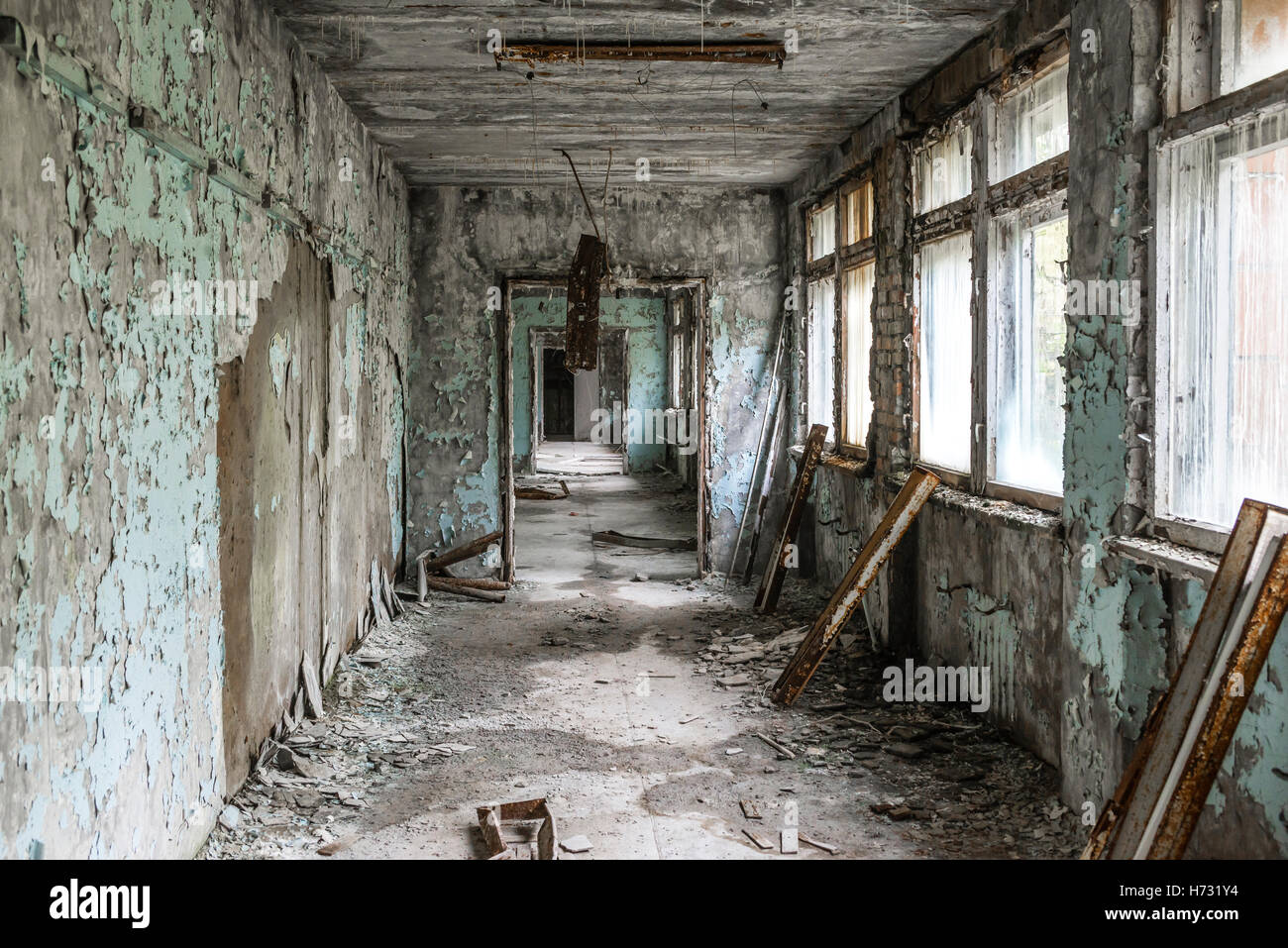 Corridoio scuro della scuola abbandonata di Chernobyl Foto Stock