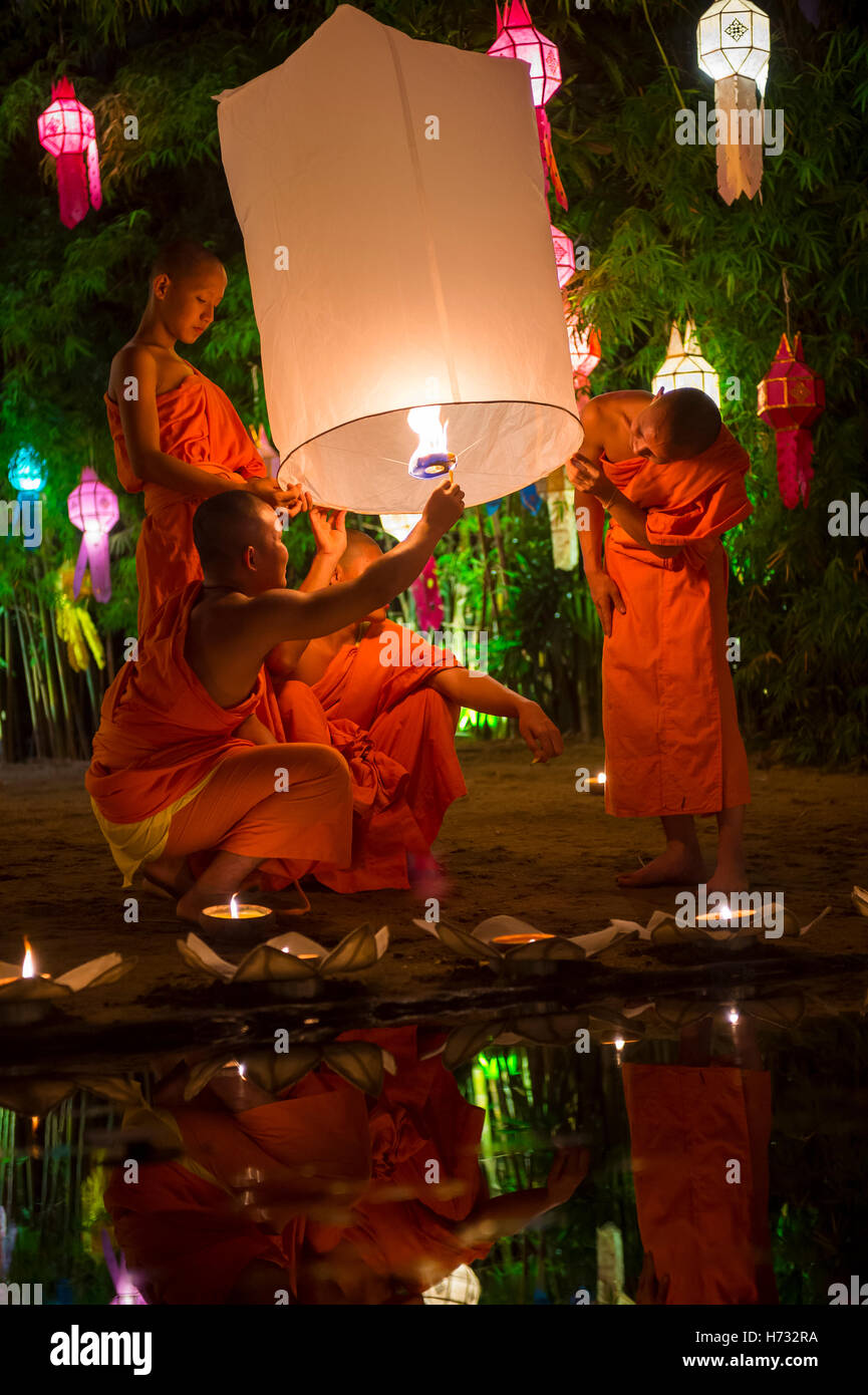 CHIANG MAI, Thailandia - Novembre 07, 2014: gruppo di monaci buddisti lanciare una lanterna sky all annuale Yee Peng festa delle luci Foto Stock