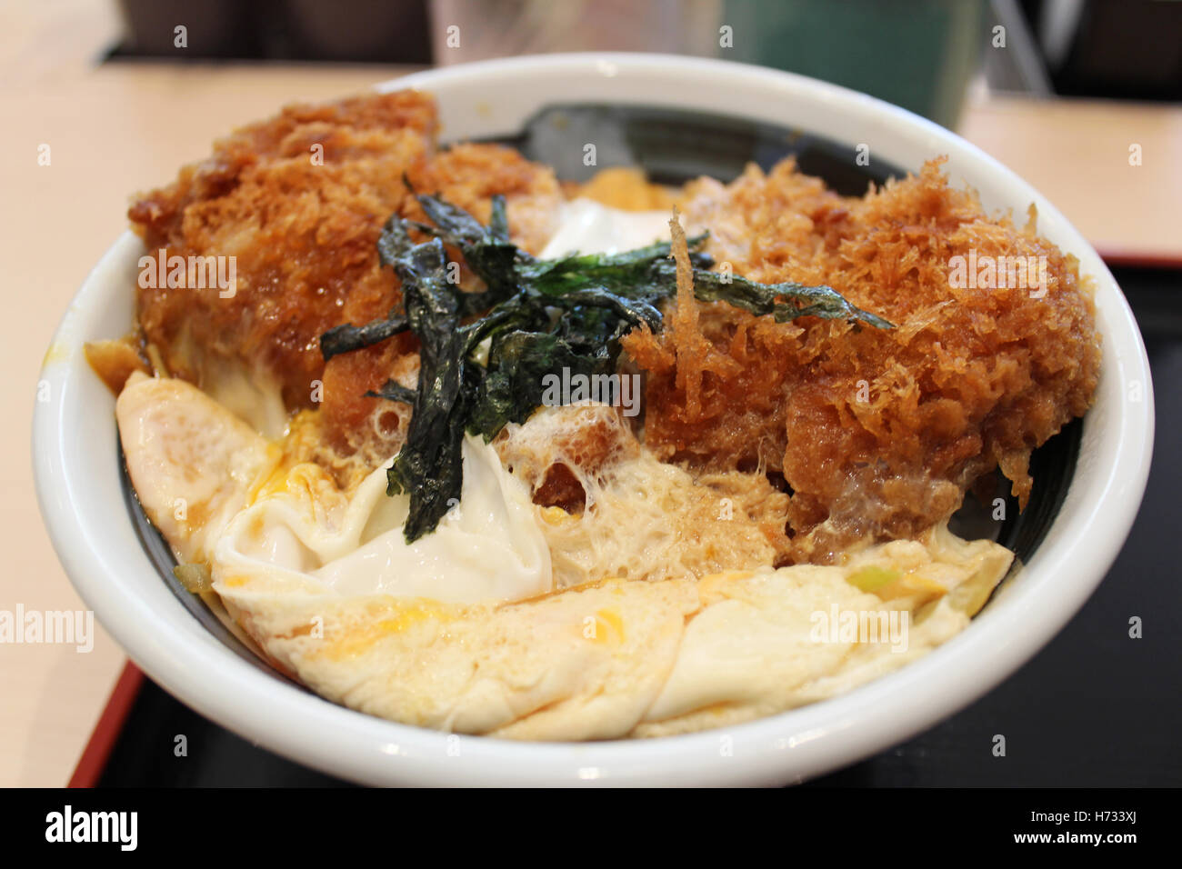 Katsudon è una ciotola di riso condito con un fritte cotoletta di maiale, l'uovo, alghe e condimenti al ristorante a Nara, Giappone Foto Stock